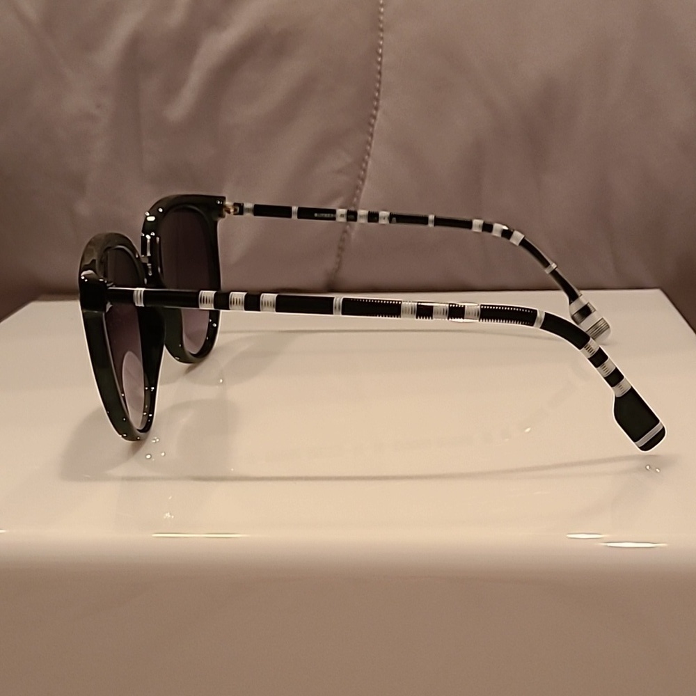 Burberry Black and White lightweight Sunglasses brand new in the box - Picture 3 of 15
